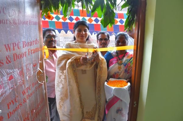 ప్రధానమంత్రి ఆవాస్ యోజన అర్బన్ 2.0 పథకం కింద మాజీ మావోయిస్టు కుటుంబానికి గృహ వసతి- జిల్లా కలెక్టర్ రాజకుమారి గణియా