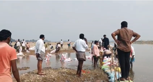 పోలంపల్లి డ్యామ్‌ వద్ద ఇసుక బస్తాలతో అడ్డుకట్ట.. పెద్దమందవ రైతులకు సాగునీరు అందించేలా చర్యలు  అధికారులు, రైతులతో మాట్లాడి మున్నేరు కాలువకు నీటి మళ్లింపు