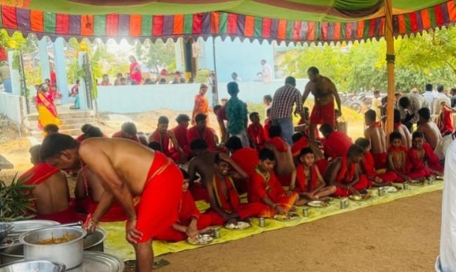 దుర్గామాత స్వాములకు భిక్ష ఏర్పాటు