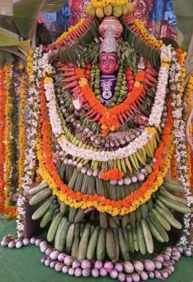అన్నపూర్ణదేవి శాకాంబరీ అలంకరణలో త్రిముఖదుర్గాదేవి