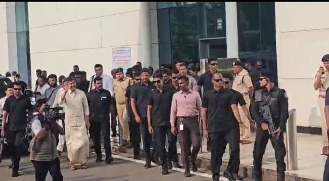 గన్నవరం విమానాశ్రయానికి చేరుకున్న తమిళనాడు సీఎం విజయ్‌.