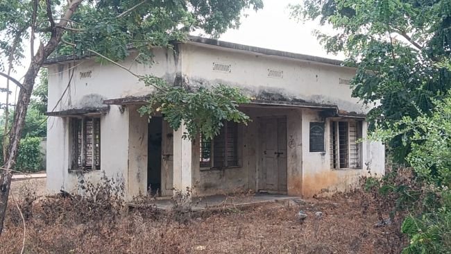 కమ్యూనిటీ హాల్ కు 20 ఏళ్లుగా కరెంట్ కరువు. అష్టగుర్తి లో సౌకర్యాలు లేక వినియోగానికి నోచుకోని భవనం