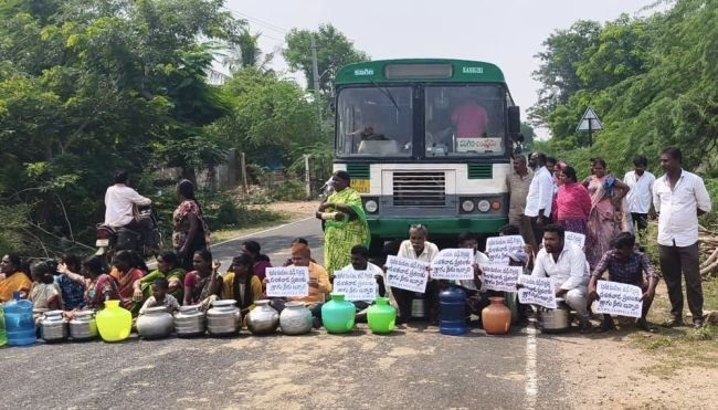 మంచినీళ్ల కోసం ఖాళి బిందెలతో రహదారిపై నిరసన 