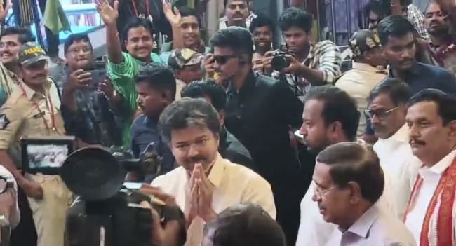 ఇంద్రకీలాద్రికి తమిళనాడు సీఎం విజయ్‌.. కనకదుర్గమ్మ దర్శనం