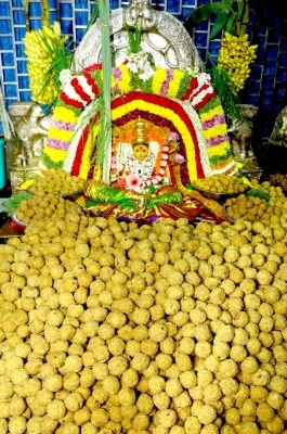 ధాన్య లక్ష్మి గా అలంకరించుకున్న శ్రీ కనకమహాలక్ష్మి లడ్డులతో సహస్రనామార్చన సేవలు..!