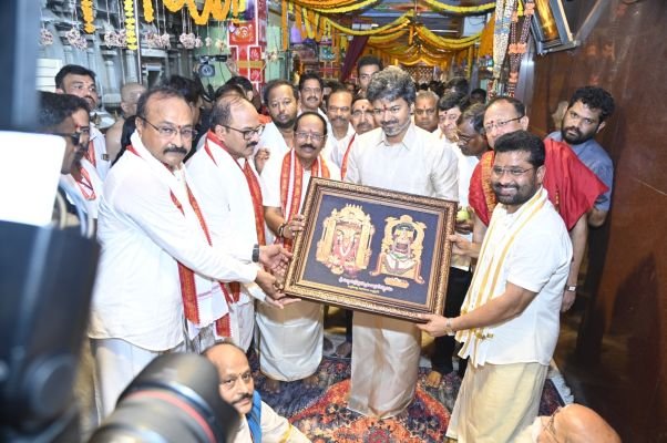 కనకదుర్గమ్మను దర్శించుకున్న తమిళనాడు సీఎం విజయ్‌  పూర్ణకుంభంతో స్వాగతం.. అంతరాలయంలో ప్రత్యేక పూజలు