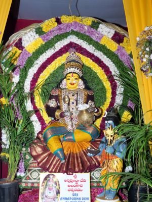 శ్రీ అన్నపూర్ణాదేవి అలంకారంలో భక్తులకు దర్శనమిచ్చిన అమ్మవారు