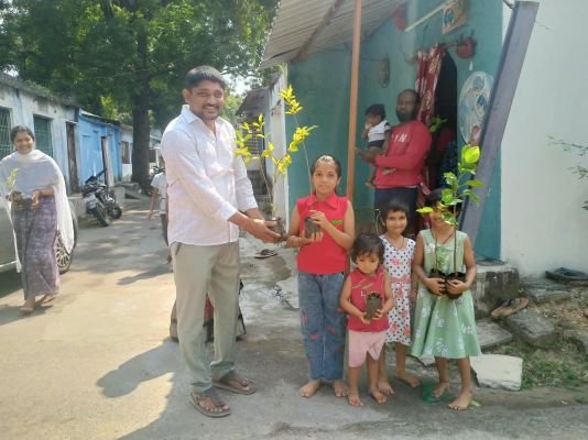 34వ డివిజన్‌లో పర్యావరణ పరిరక్షణకు మొక్కల పంపిణీ