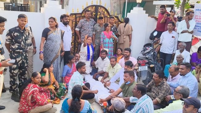 విద్యుత్ షాక్‌తో ఎలక్ట్రీషియన్ మృతి.. సర్పంచ్ ఇంటి ఎదుట ఆందోళన