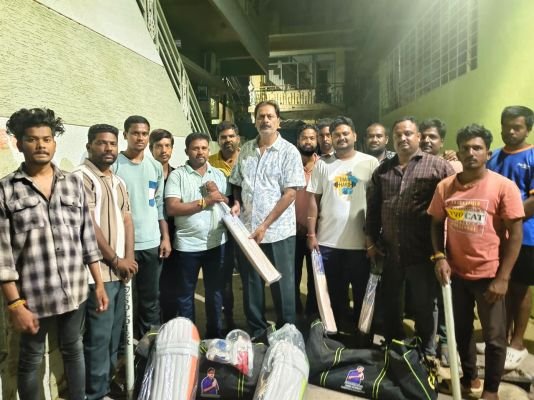 క్రికెట్ కిట్లను పంపిణీ చేసిన విశ్రాంత డి ఎస్ పి!