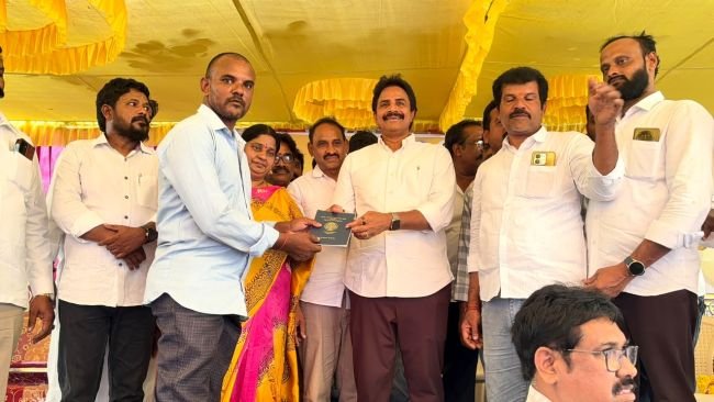 రాజముద్రతో రైతులకు పట్టాదారు పాస్ పుస్తకాలు పంపిణి చేసిన ఎమ్మెల్యే అరిమిల్లి 