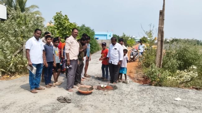 సీసీ రోడ్డు నిర్మాణానికి భూమి పూజ