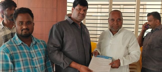 ఏపీ సేవ పోర్టల్ సేవలను పునరుద్దరించాలి  ఎమ్మెల్యేను కలసి విన్నవించిన మీ సేవా నిర్వాహకులు