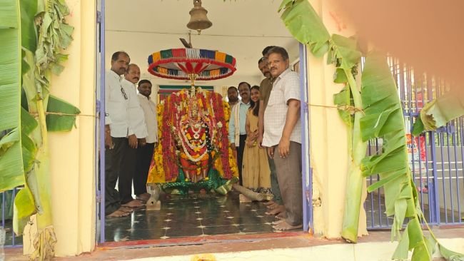 శ్రీ వింధ్య పరమేశ్వరి అమ్మవారిని దర్శించుకున్న విశ్రాంత జిల్లా వైద్యాధికారి మా శిలామణి...