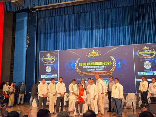 గురువందనం అవార్డు పొందిన కూరేళ్ళి శ్రీనివాసరెడ్డి .
