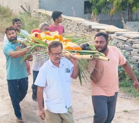 సేవే ధ్యేయం మానవత్వమే మార్గం వృద్ధురాలికి అంతిమ వీడ్కోలు