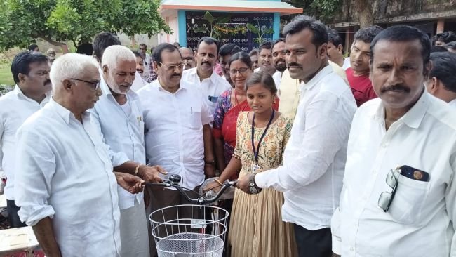 విద్య ద్వారానే విద్యార్థులకు  ఉజ్వల  భవిష్యత్తు