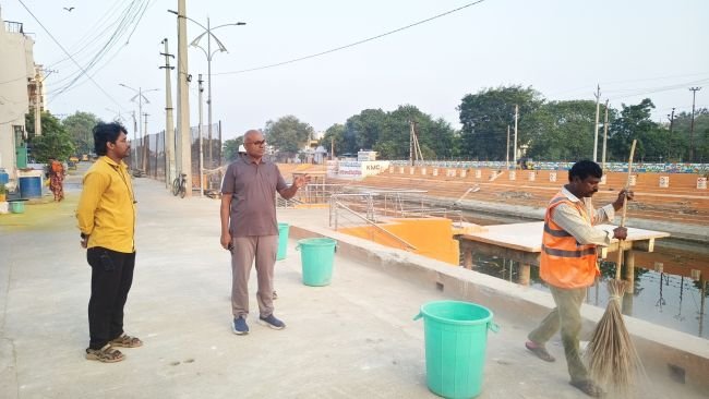 నదుల్లో చెత్త వేస్తే జరిమానా తప్పదు*  • నగర ప్రజలకు కమిషనర్ చల్లా ఓబులేసు పిలుపు