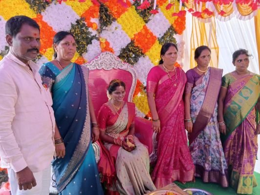 నూతన వధువును ఆశీర్వదించిన ప్రజాపతి