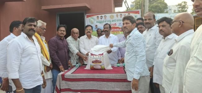 రైతుబజార్ లో 'ధరణి' నాణ్యమైన బియ్యం కేంద్రం ప్రారంభించిన  కూటమి నేతలు