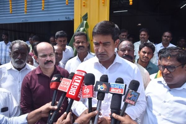మాజీ మంత్రి బొత్స నిజాలు మాట్లాడాలి... మంత్రి కొండపల్లి శ్రీనివాస్