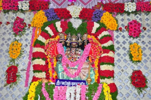శ్రీ గాయత్రి అలంకారంలో అమ్మవారి దర్శనం