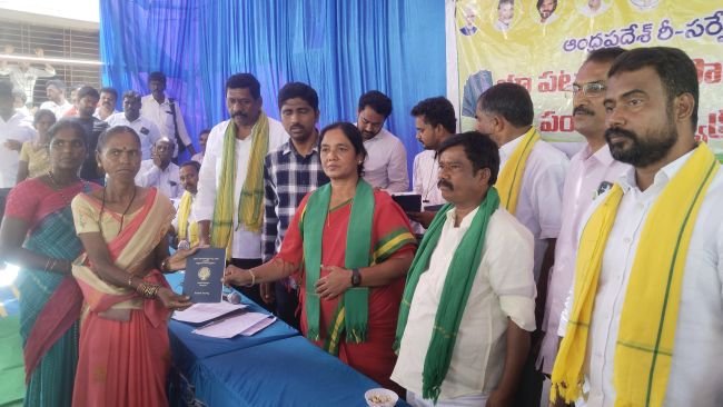 రీ సర్వే పాస్ పుస్తకాలను రైతులకు పంపిణీ చేసిన ఎమ్మెల్యే పరిటాల సునీతమ్మ