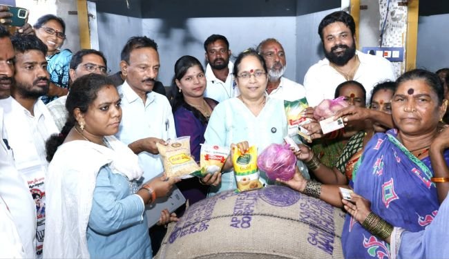 మత్స్యకార కుటుంబాలకు అండగా....  ఉచిత బియ్యం, నిత్యావసర సరుకుల పంపిణీ చేసిన ఎమ్మెల్యే లోకం మాధవి