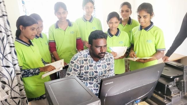 విద్యార్థినిలకు కంప్యూటర్ శిక్షణ...