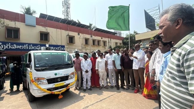 ఈ-ఆటోల ప్రారంభోత్సవం పాల్గొన్న ప్రభుత్వ విప్ బొలిశెట్టి