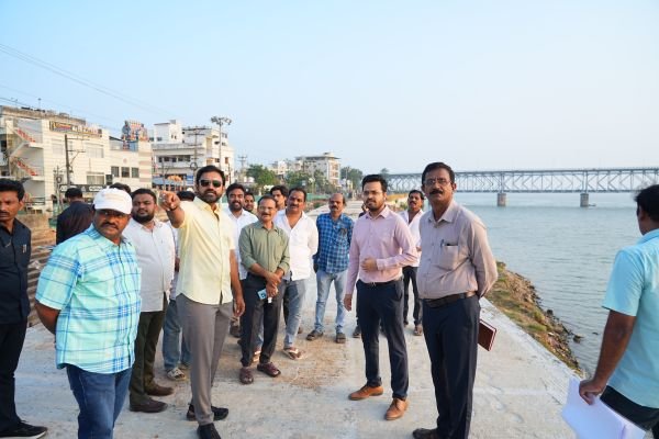 గోదావరి రివర్ ఫ్రంట్ పనులు పరిశీలన 