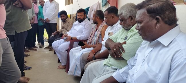 మృతుని కుటుంబాన్ని పరామర్శించిన నాయకులు