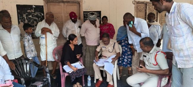 అల్లర్లకు పాల్పడితే కఠిన చర్యలు.  అట్రాసిటీ కేసు పై విచారణ చేసిన డి .యస్ . పి బాలమురళీకృష్ణ.