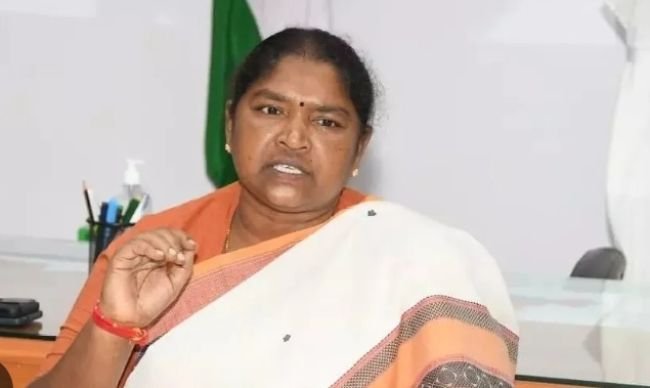 గ్రామీణ రహదారుల నిర్మాణాన్ని యుద్ధ ప్రాతిపదికన పూర్తి చేయాలి