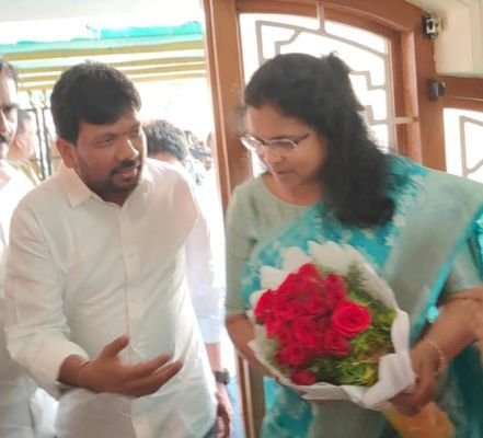 అధికారులు , రాజకీయ ప్రముఖులతో 'దేశం' నేత నాయుడు నివాసం
