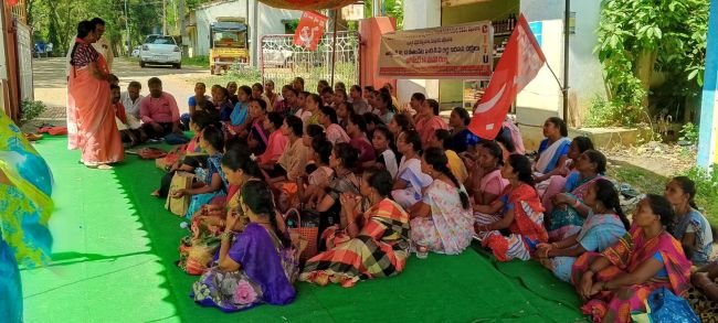 పదివేలు జీతాలు పెంచాలి... యూనిఫాం లు ఇవ్వాలి