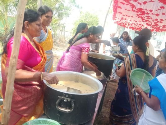 శరన్నవరాత్రి మూడో రోజు భక్తులకు అన్నదానం నిర్వహించిన రామగిరి గంగమ్మ ఆలయ నిర్వాహకులు