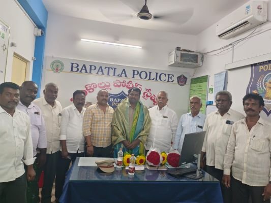 ఎస్సై వినోద్‌ని కలిసిన తెదేపా నాయకులు