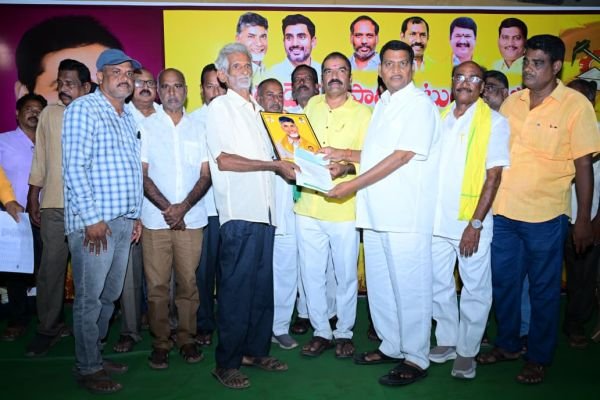 ఒకే రోజు 355 మందికి 1 కోటి 55 లక్షలుసీఎంఆర్ఎఫ్ సాయం.  వైద్యానికి  ఆర్థిక భరోసా కల్పించిన మంత్రి నిమ్మల