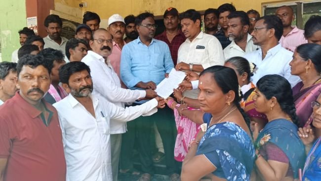 జీతాల కోసం ఎమ్మార్వో కార్యాలయం మెట్లెక్కిన ఆర్డబ్ల్యూఎస్ కాంట్రాక్ట్ వర్కర్స్