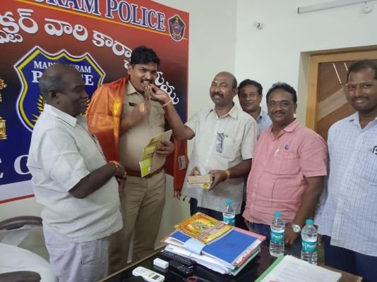 సిఐ రాజేష్ కుమార్ ని సత్కరించిన ఆర్యవైశ్య నాయకులు 