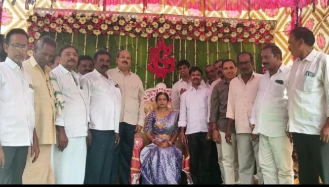 పెండ్లికుమార్తెను ఆశీర్వదించిన కదిరిపార్థసారథి:
