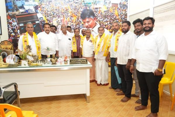 మొగిలిచర్లలో టీడీపీలోకి చేరిన 6 కుటుంబాలు   లింగసముద్రం (