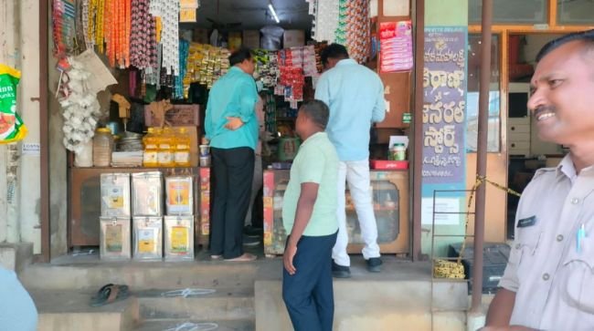 లావేరు రోడ్డు దుకాణాల్లో చోరీ... కిరాణా షాపులో రూ.50 వేలు గల్లంతు