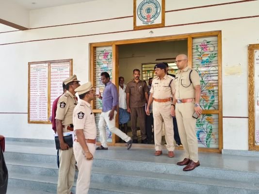 పుంగనూరు పోలీస్ స్టేషన్ తనిఖీ చేసిన ఎస్పి! పోలింగ్ కేంద్రం మార్పు అంశం కలెక్టర్ దృష్టికి తీసుకువెళతాం!