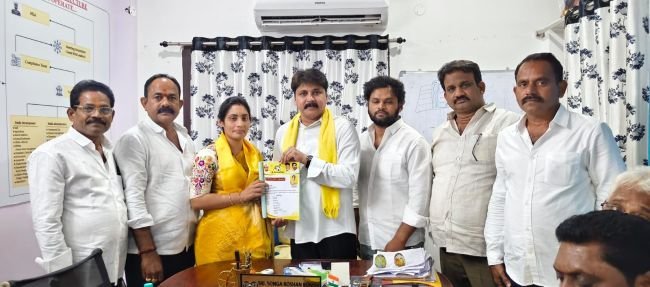 జంగారెడ్డిగూడెం మున్సిపల్ చైర్మన్ రేసులో రొంగల అనూష