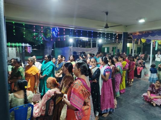 శివాలయంలో  బారులు తీరిన భక్తులు