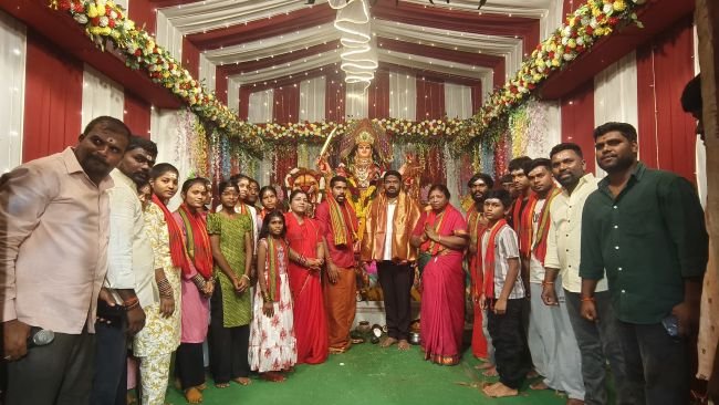 దుర్గామాత పూజలో పాల్గొన్న  పేరమోని నరేష్ యాదవ్ 
