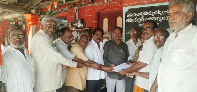 రేషన్ డీలర్ల సమస్యలు పరిష్కరించాలి.. తహసీల్దార్  దివాకర్‌కు వినతిపత్రం..