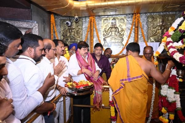 ఎల్లమ్మ తల్లికి రాంచందర్ రావు ప్రత్యేక పూజలు